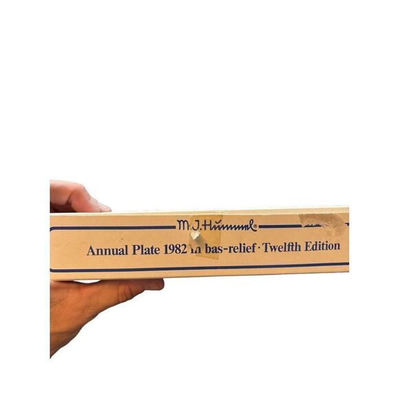 M.J. Hummel Goebel Annual Plate 1982 Bas-Relief Twelfth Edition Collectible - Picture 9 of 10